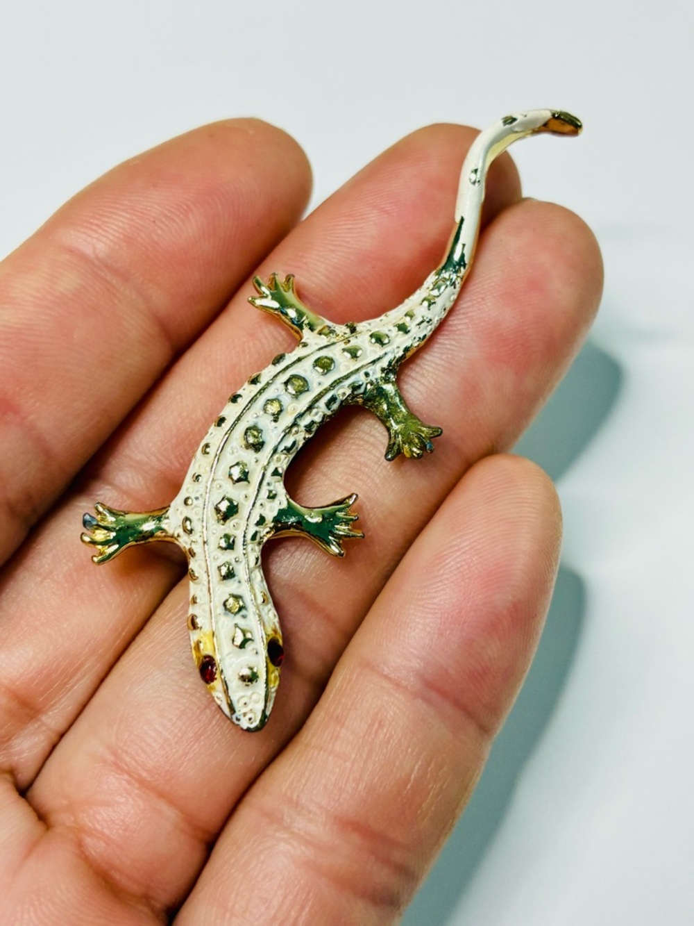 VTG Gold and White Lizard Brooch with Red Eye Lightweight Eclectic Everyday